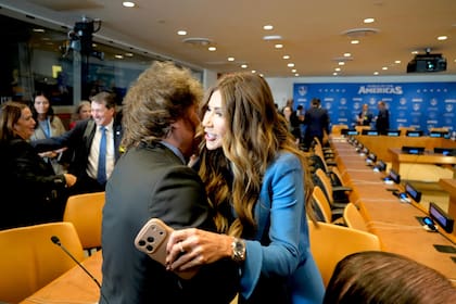 Javier Milei salida a Kristi Noem, enviada especial de Estados Unidos para el Escudo de las Américas.