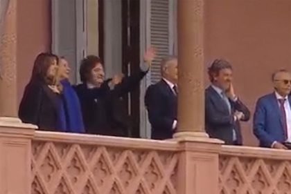 Javier Milei salió a saludar al balcón