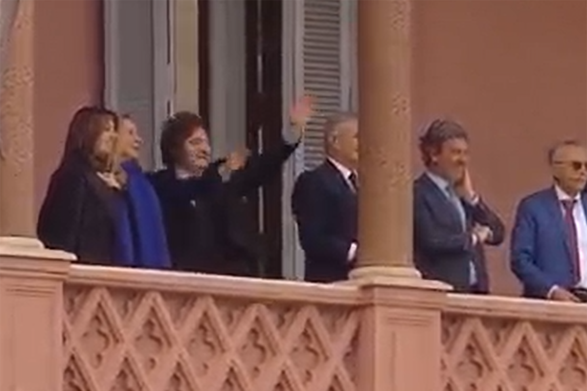 Javier Milei salió a saludar al balcón con algunos miembros de su gabinete