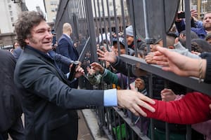 Javier Milei saluda a escolares a través de la valla de la Casa Rosada