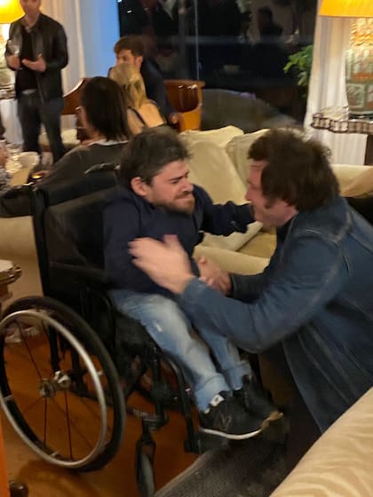 Javier Milei saluda a Franco Rinaldi en el cumpleaños del politólogo Álvaro Zicarelli