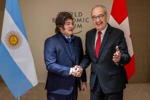 Javier Milei saluda a Guy Parmelin, presidente federal de Suiza, en un encuentro bilateral en Davos