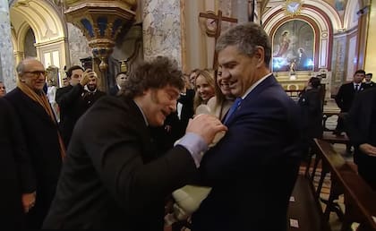 Javier Milei saluda a Jorge Macri, que le da la mamadera a su bebé