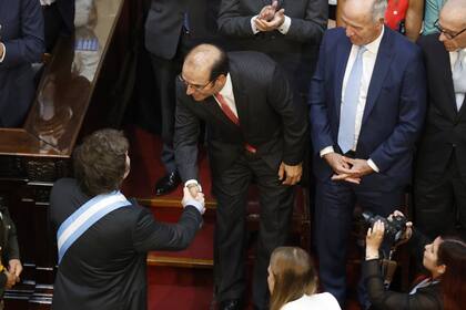 Javier Milei saluda a Manuel García-Mansilla, nombrado por él, por decreto, en la Corte Suprema. Observan el saludo otros dos jueces de la Corte, Ricardo Lorenzetti y Carlos Rosenkrantz