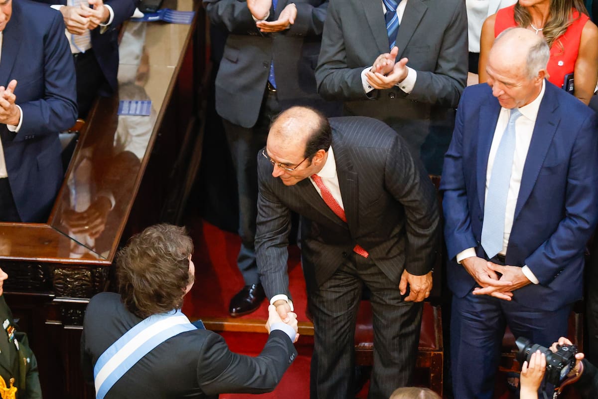 Javier Milei saluda a Manuel García-Mansilla antes de dar su discurso ante la Asamblea Legislativa