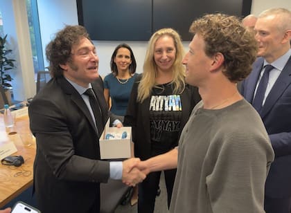 Javier Milei saluda a Mark Zuckerberg en Estados Unidos