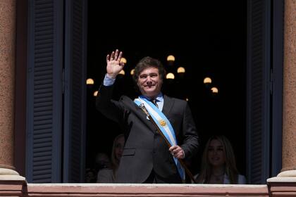 Javier Milei saluda a sus partidarios desde el balcón de la casa de gobierno en Buenos Aires, Argentina, el 10 de diciembre de 2023