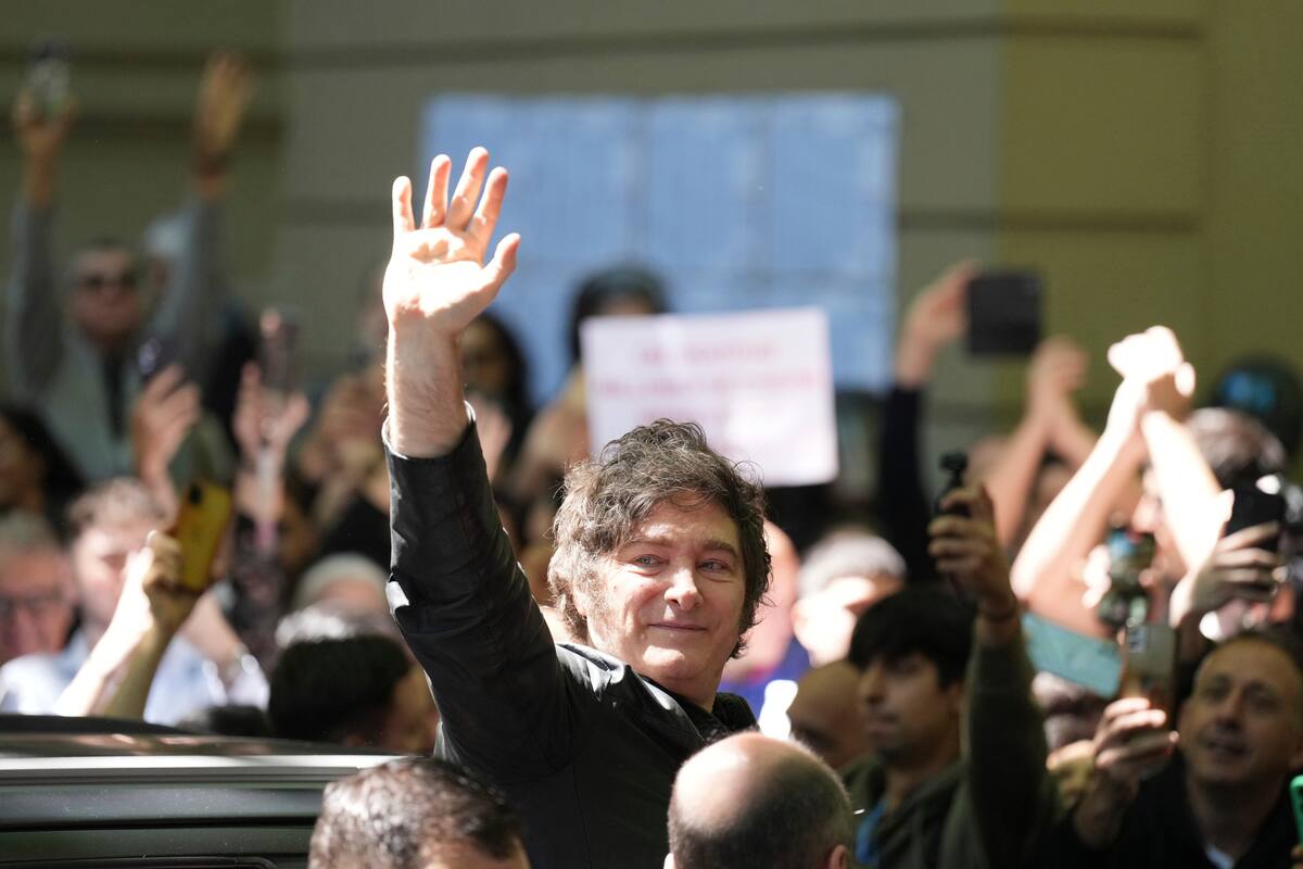 Javier Milei saluda a sus partidarios tras votar