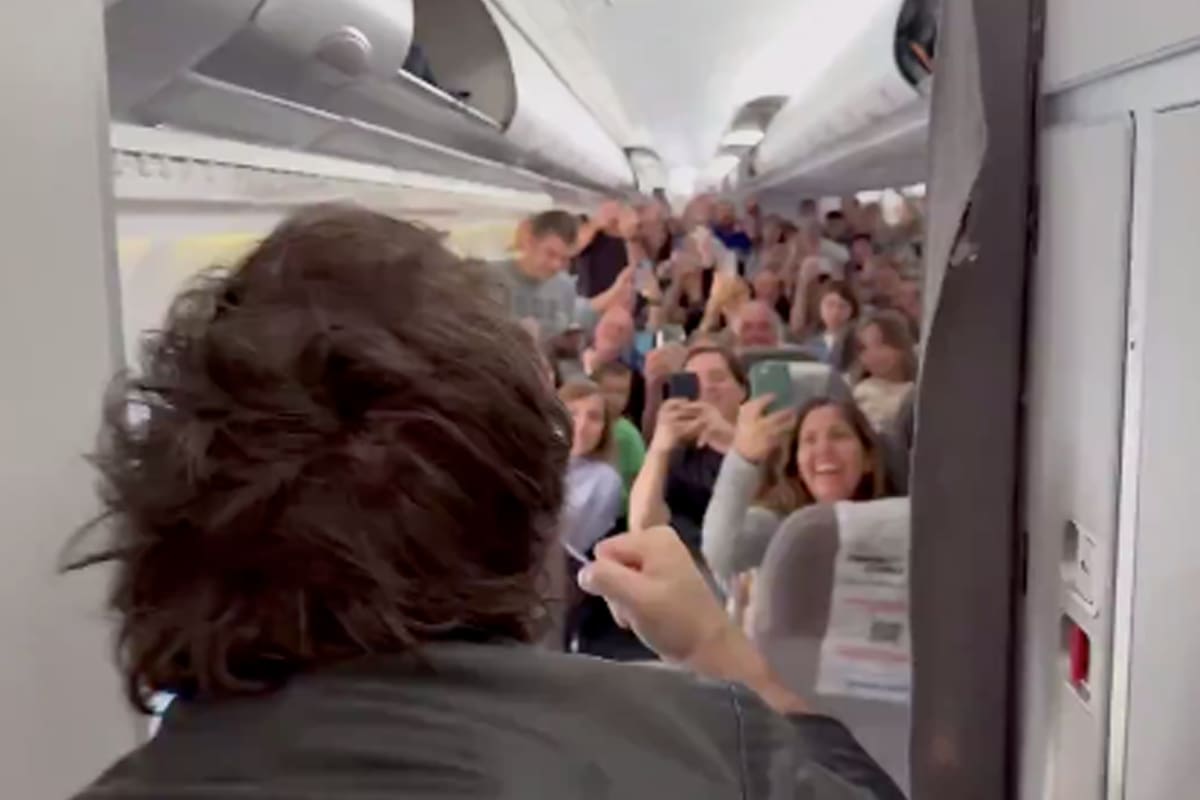 Javier Milei saluda al bajar del avión cuando aterrizó en Miami