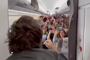 Javier Milei saluda al bajar del avión cuando aterrizó en Miami