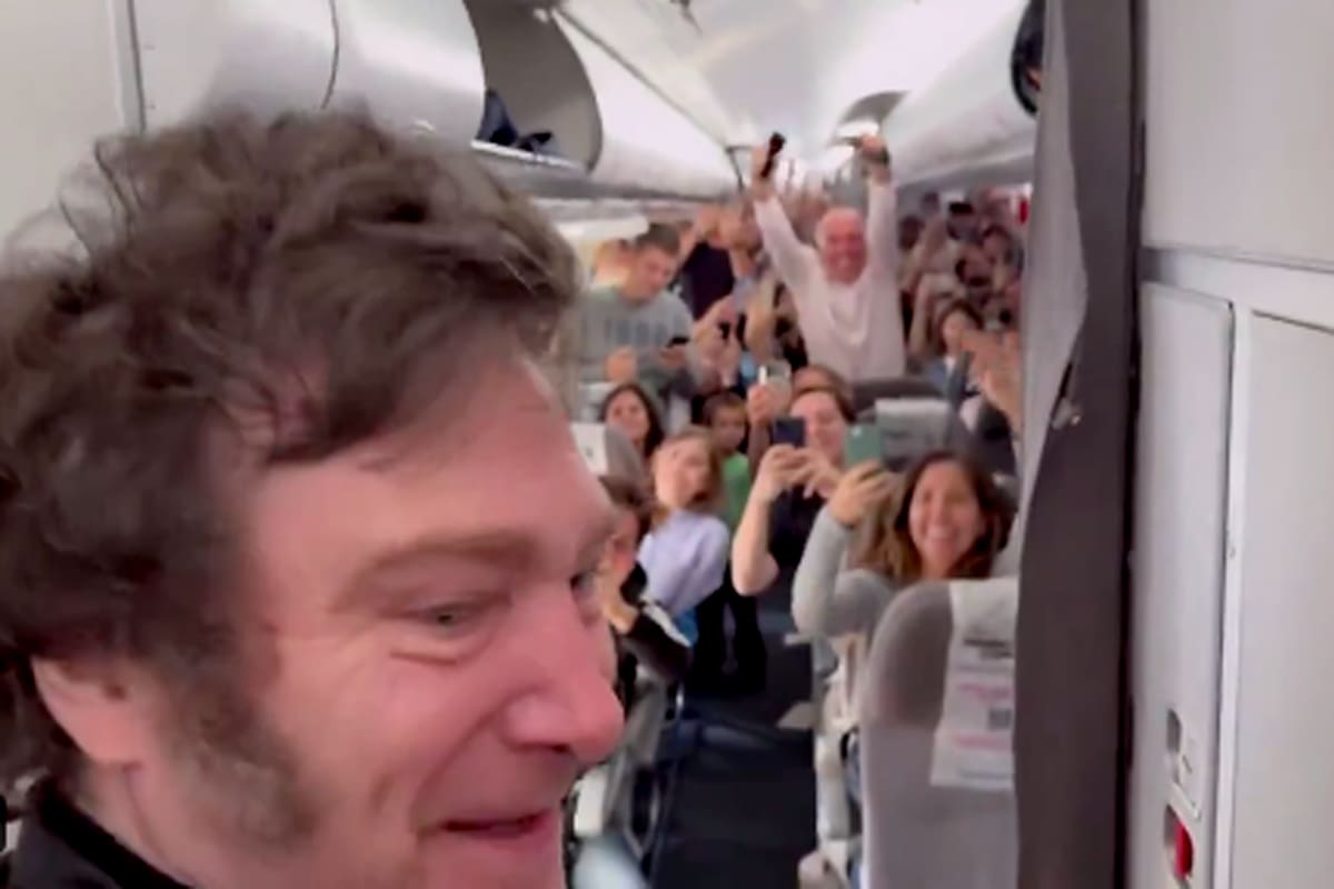 Javier Milei saluda al bajar del avión cuando aterrizó en Miami