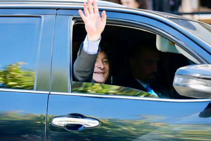 Javier Milei saluda desde el auto oficial