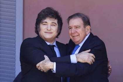 Javier Milei saluda desde el balcón de la casa Rosada junto al opositor venezolano Edmundo González Urrutia