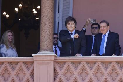 Javier Milei saluda desde el balcón de la casa Rosada junto al opositor venezolano Edmundo González Urrutia