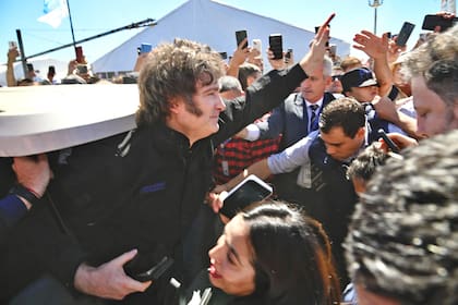 Javier Milei saluda durante su visita a Expoagro 2025
