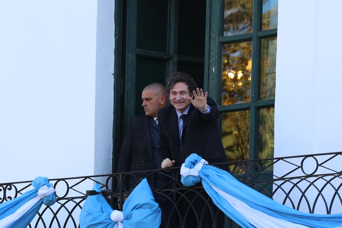 Javier Milei saluda en el balcón del Cabildo de la ciudad de Córdoba durante el acto del 25 de Mayo
