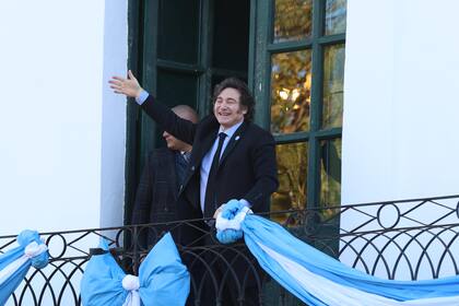 Javier Milei saluda en el balcón en el Cabildo de la ciudad de Córdoba, durante el acto del 25 de mayo