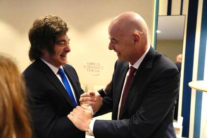 Javier Milei saluda Gianni Infantino en Davos