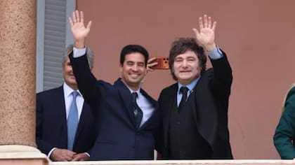 Javier Milei saluda junto a su vocero Adrián Ravier
