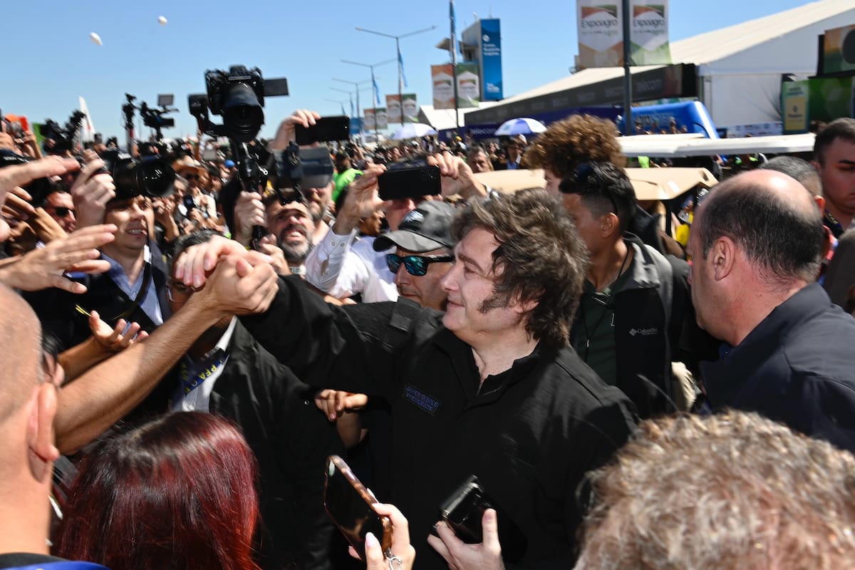 Javier Milei saludando a la gente