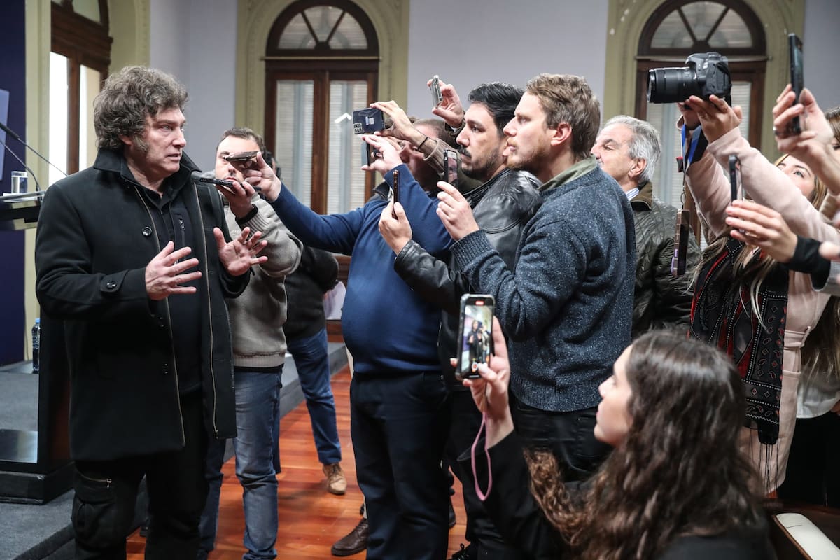 Javier Milei saludó a periodistas.