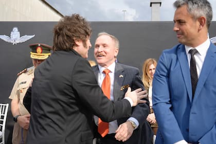 Javier Milei saludó al embajador estadounidense, Peter Lamelas, en la presentación de los F-16 en Córdoba.