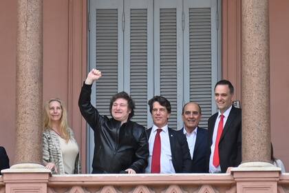 Javier Milei saludó desde el balcón junto a parte de su gabinete