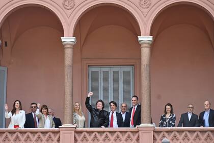 Javier Milei saludó el jueves desde el balcón junto a todo de su gabinete