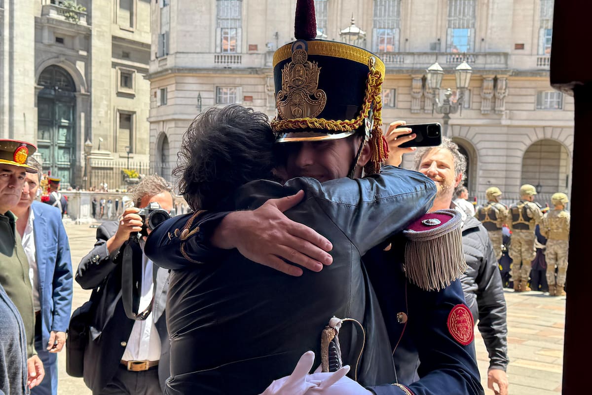 Javier Milei se abrazó con los granaderos
