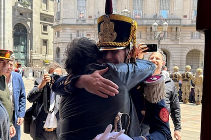 Javier Milei se abrazó con los granaderos