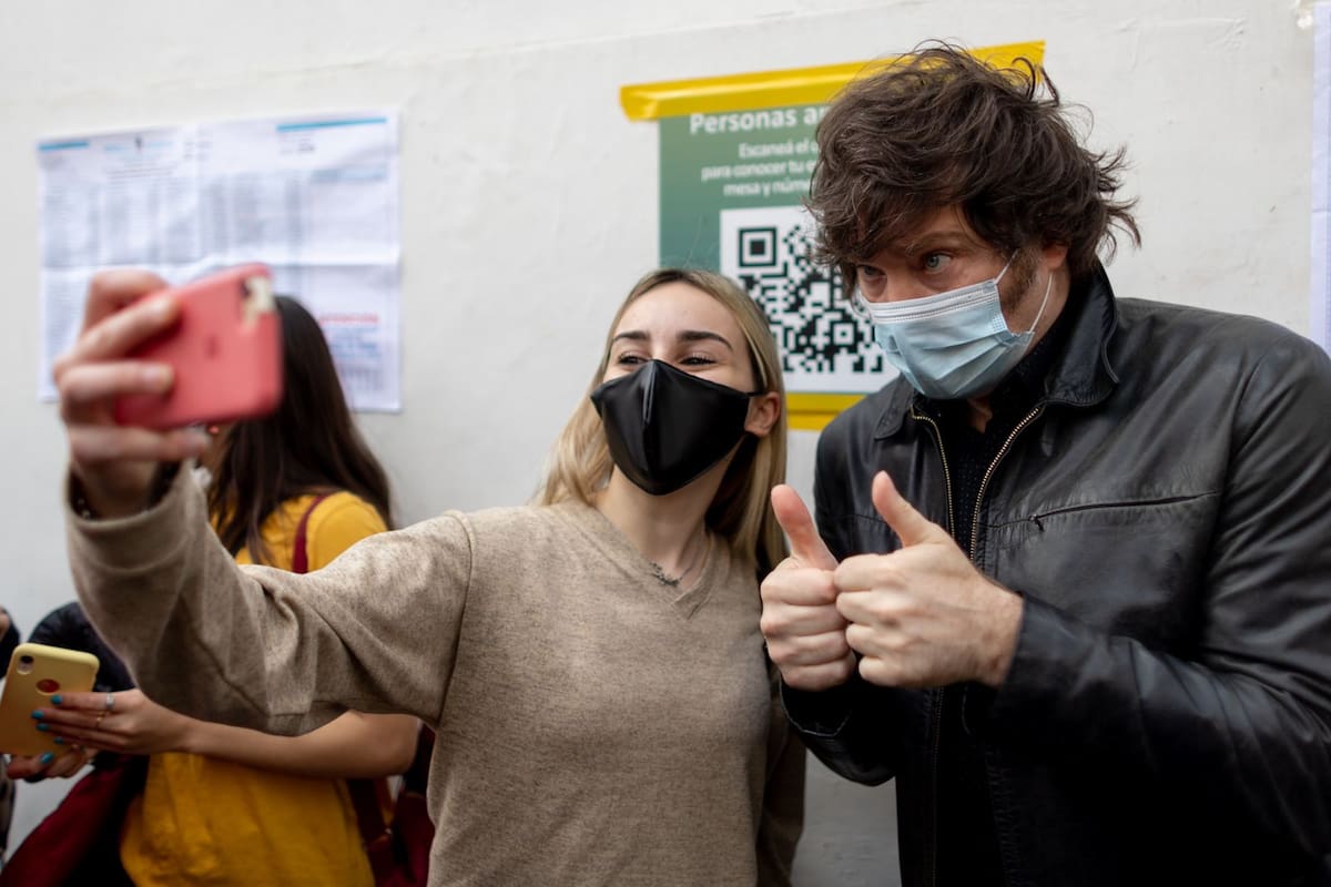 Javier Milei se detuvo ante cada pedido de una foto