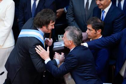 Javier Milei se saluda con Mauricio Macri el día de su asunción, el 10 de diciembre de 2023