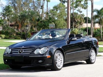 Javier Milei se trasladó del Congreso a Casa Rosada en un Mercedes-Benz CLK Cabriolet decapotable negro
