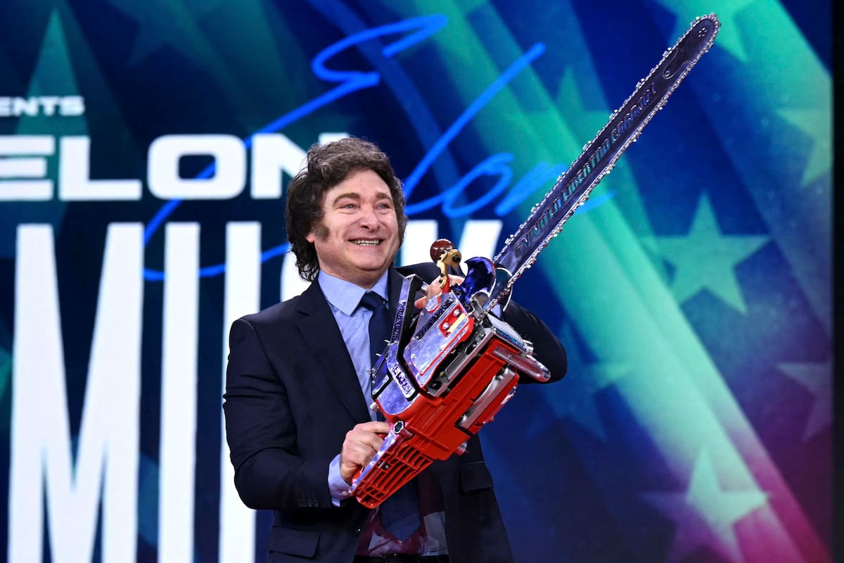 Javier Milei sostiene una motosierra que dice "Viva la libertad" durante la Conferencia de Acción Política Conservadora (CPAC) anual en el Gaylord National Resort & Convention Center en National Harbor en Oxon Hill, Maryland, el 20 de febrero de 2025