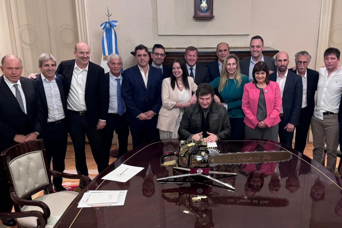 Javier Milei, su gabinete y la motosierra