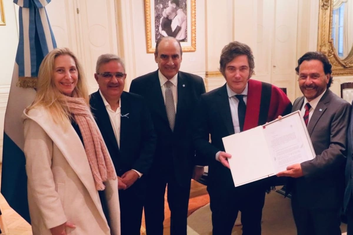 Javier Milei, su hermana Karina, Guillermo Francos y dos de los cuatro gobernadores que Milei planea recibir en Olivos: Raúl Jalil y Gustavo Sáenz