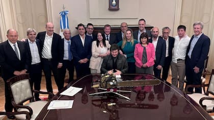 Javier Milei, sus ministros y una motosierra