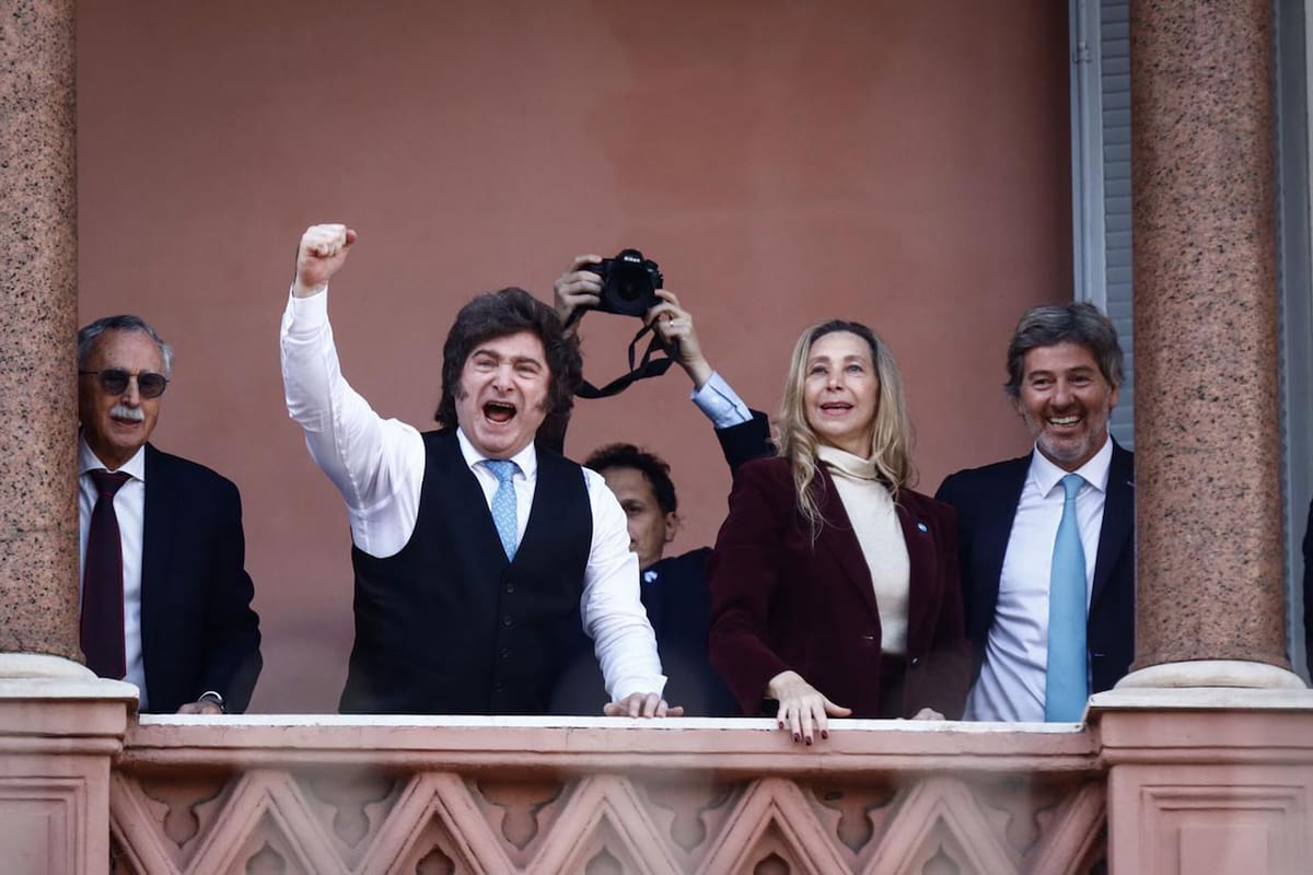 Javier Milei, tras el tedeum, saluda a la gente desde el balcón de la Casa Rosada; atrás, Mario Lugones, Karina Milei y Juan Bautista Mahiques