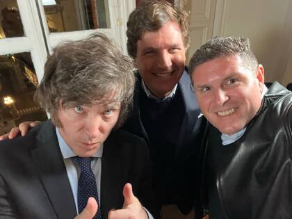 Javier Milei, Tucker Carlson y Damián Merlo, contratado como lobista para el libertario