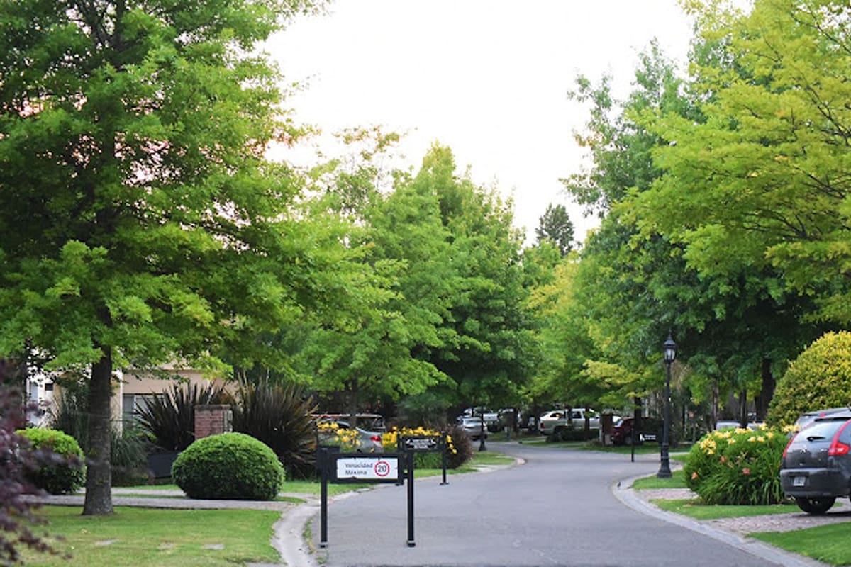 Javier Milei vive en el barrio cerrado Valle Claro, en Benavídez, donde actualmente hay 21 casas en venta y una en alquiler