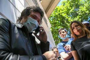 Javier MIlei votó en el barrio porteño de Almagro