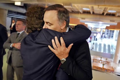 Javier milei y Adorni se saludan en Ancham