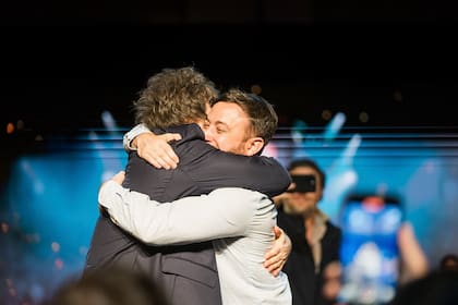 Javier Milei y Agustín Laje, abrazados