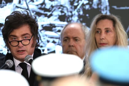 Javier Milei y detrás Karina Milei en el acto por el atentado a la Embajada de Israel