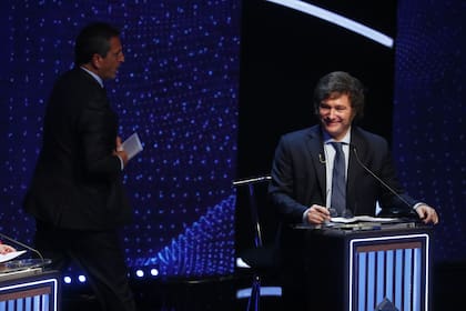 Javier Milei y, detrás, Sergio Massa, en el segundo debate presidencial del domingo 9 de octubre.