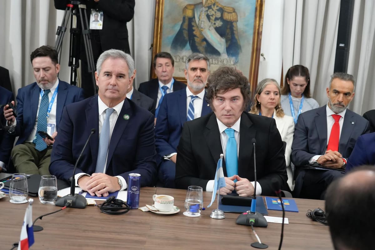 Javier Milei y el canciller Pablo Quirno, durante la cumbre de presidentes del Mercosur