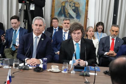 Javier Milei y el canciller Pablo Quirno, durante la cumbre de presidentes del Mercosur