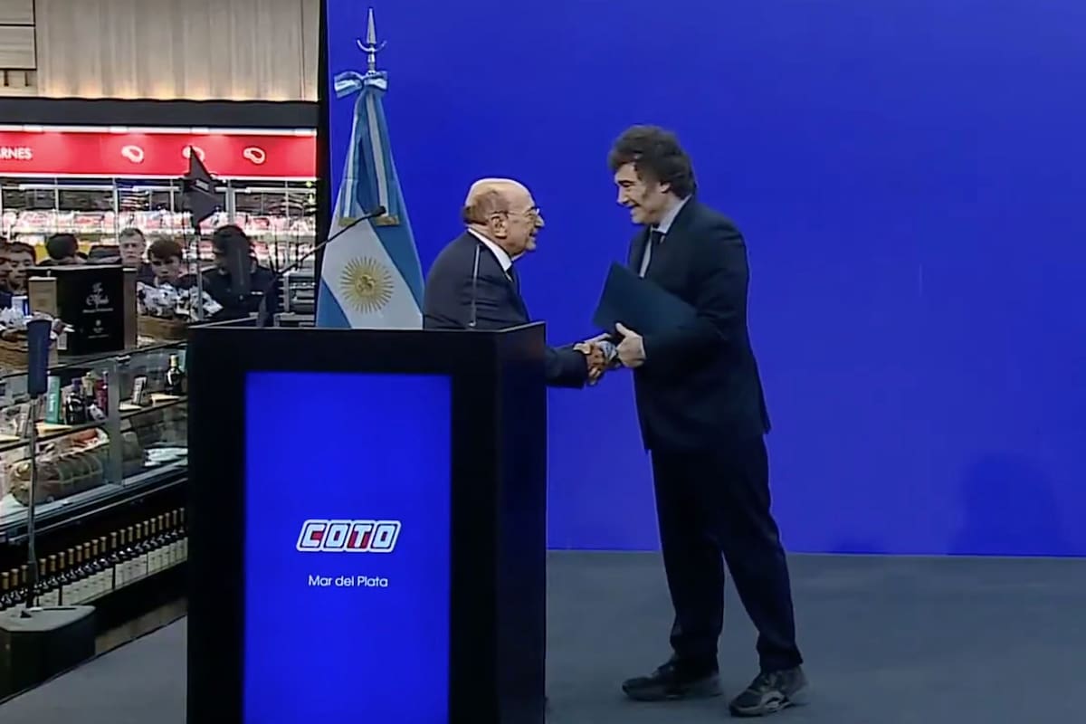 Javier Milei y el empresario Alfredo Coto, hoy, en un acto en Mar del Plata