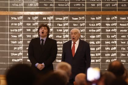 Javier Milei y el presidente de la Bolsa de Comercio, Adelmo Gabbi, en el acto Central del 172° aniversario de la Bolsa de Comercio de Buenos Aires