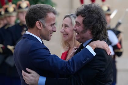 Javier Milei y Emmanuel Macron. Oct. 1, 2026. (AP Photo/Christophe Ena)